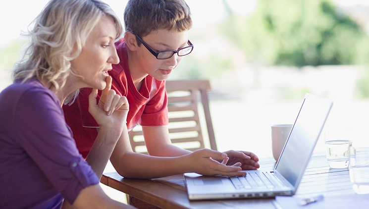 woman-with-child-on-laptop